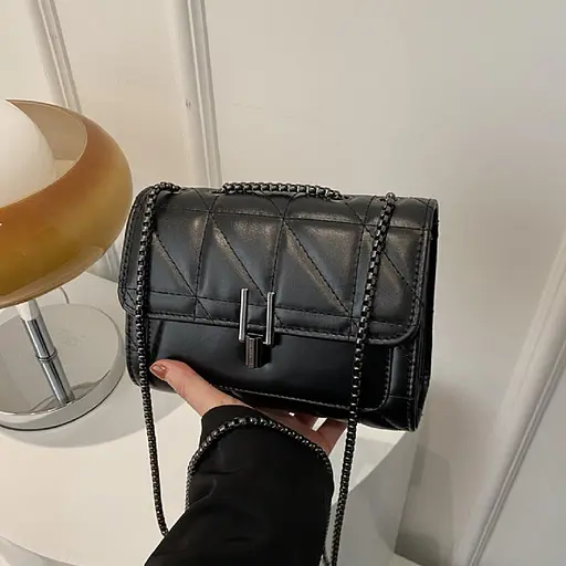 Кросбоді з клапаном на ланцюжку Lilly P4-6014A