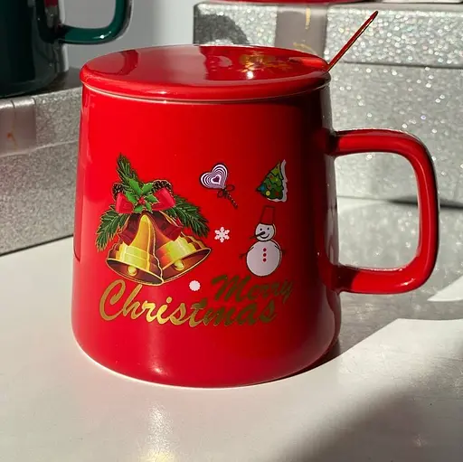 Кружка новогодняя Olens 8030-292-2 Рождественская с крышкой и ложкой керамическая 400 мл Красная - фото 2