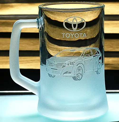 Пивний келих 660 мл з гравіюванням Toyota Venza подарунок для автолюбителя  кухоль для пива з логотипом авто - фото 1