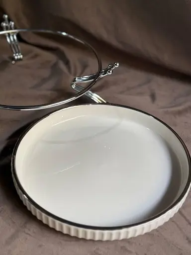 Керамическое блюдо 1570G с рельефом на серебристой подставке 20 см - фото 5