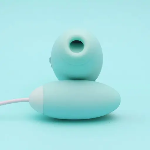 Вакуумный стимулятор с виброяйцом 2 в 1 KissToy Miss VV Cyan SO3621 (95848) - фото 4