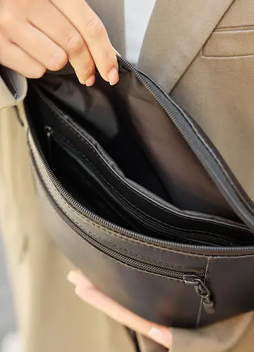 Большая женская кожаная сумка бананка Sambag Tirso Max черная 38×17×6 см (81341101) - фото 6