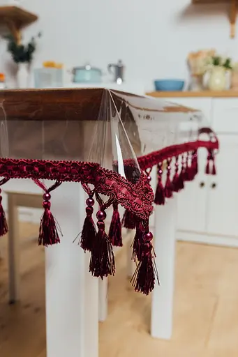 Скатерть силиконовая с бордовой бахромой с жемчугом 330х110 см - фото 3