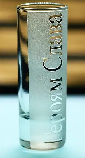 Рюмка 60 мл патриотическая Героям Слава с гравировкой подарок стопка военному патриоту - фото 2