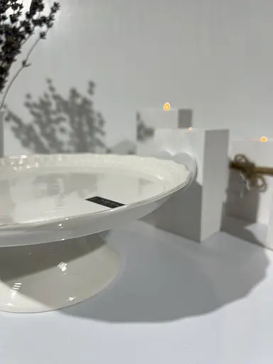 Блюдо на ніжці порцелянове біле кругле Снігова Королева Interos 24 см 0124-A - фото 4