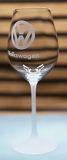 Винний келих 480мл з гравіюванням Фольксваген Volkswagen  подарунок для автолюбителя  скляний фужер з логотипом - фото 3