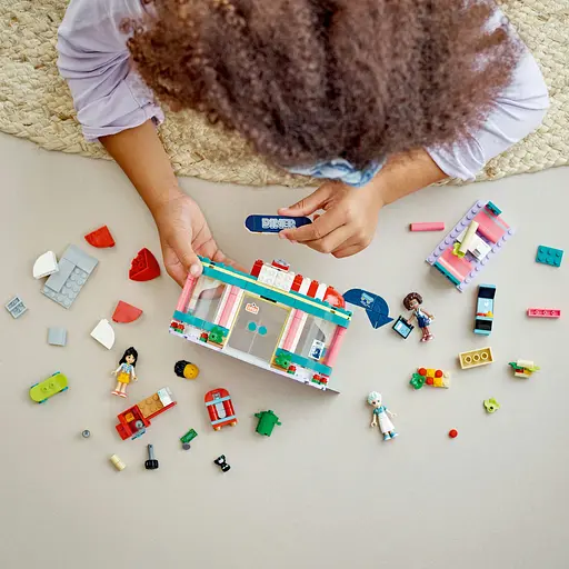 Уценка. Конструктор LEGO Friends Хартлейк Сити: ресторанчик в центре города 346 деталей (41728) - фото 3