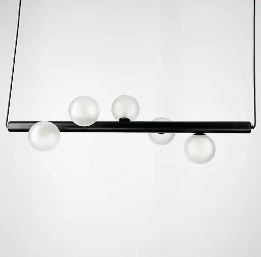 Горизонтальная люстра в черном каркасе с миниатюрными белыми плафонами Line.F Длина 120 см - фото 4