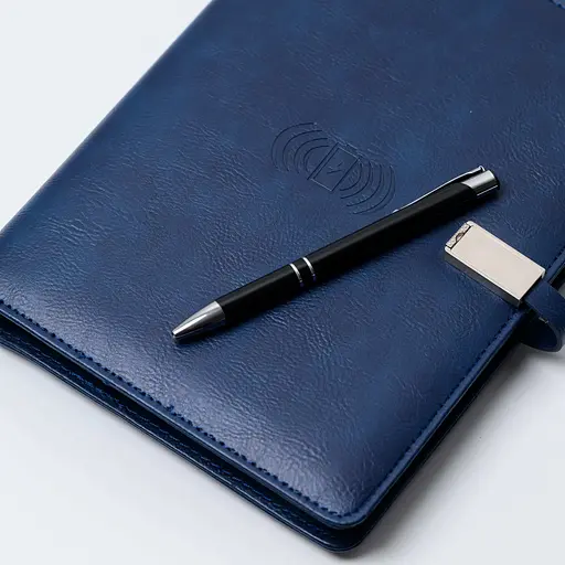 Шкіряний синій бізнес щоденник-органайзер з бездротовою зарядкою з вбудованим Powerbank і флешкою з ручкою в коробці із якісного картону - фото 2