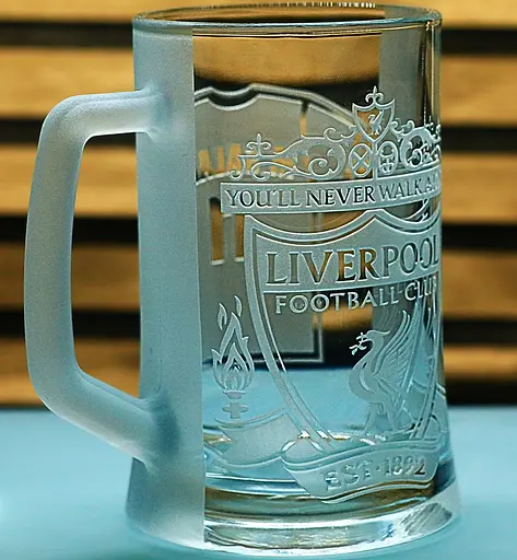 Пивний келих 660 мл Liverpool з гравіюванням подарунок для фаната ФК Ліверпуль футбольний кухоль Салах - фото 2