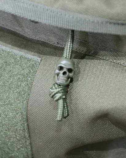 Стоперы для шнурка Kombat UK Skull Cord Stoppers 10 шт Оливковый (1000-kb-scs-olgr) - фото 3