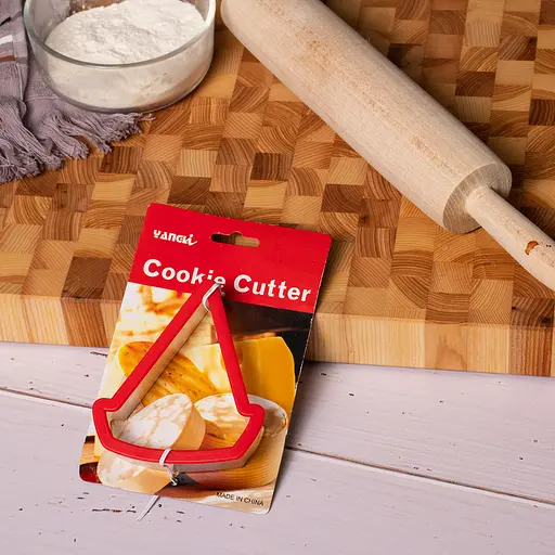 Пластикова форма для випікання печива та пряників трикутна вирубка каттер для печива 10.5х9х2.5 см, Kitchen Master Червоний 85447 - фото 1