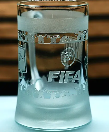 Геймерський пивний келих 660 мл з гравіюванням гри FIFA ФІФА оригінальний подарунок фанату футболу - фото 3