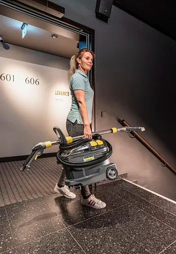 Пилосос професійний миючий Karcher Puzzi 8/1 Adv 1200 Вт 270 мБар контейнер 8/7 л - фото 7