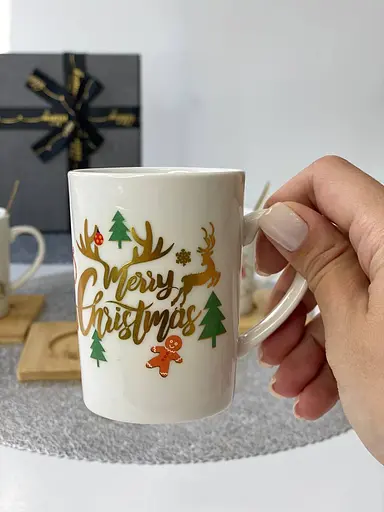 Кружка новогодняя Olens 8030-290-3 Белое Рождество керамическая на подставке с ложкой 160мл - фото 2