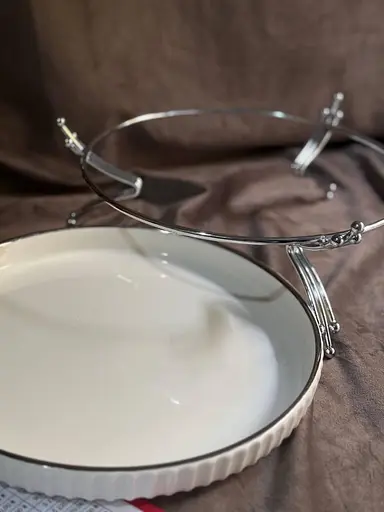 Керамическое блюдо 1573S с рельефом на серебристой подставке 25 см - фото 5