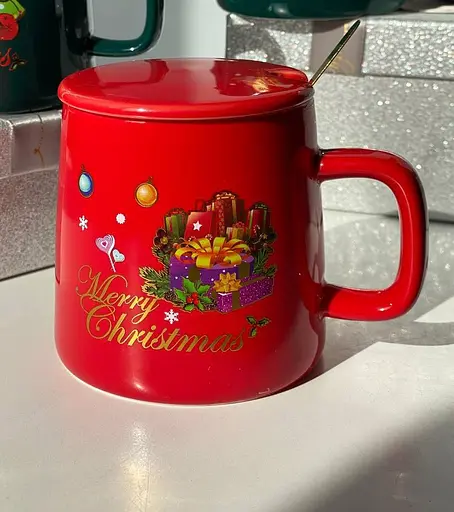 Кружка новогодняя Olens 8030-292-3 Рождественская с крышкой и ложкой керамическая 400 мл Красная - фото 2