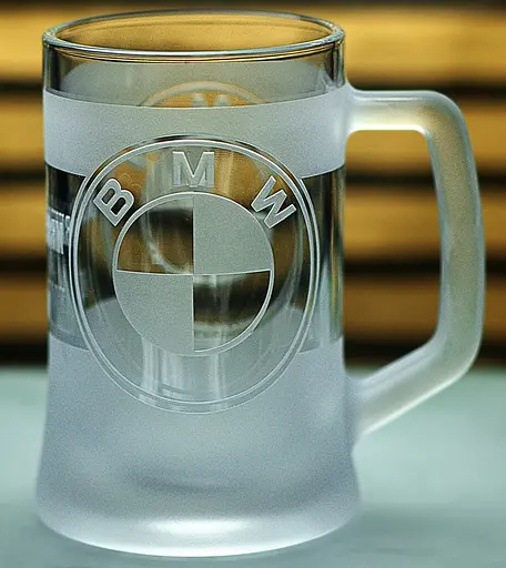 Пивний кухоль BMW 660 мл з гравіюванням Подарунок автолюбителю  Келих з логотипом авто БМВ та  легендарний слоган - фото 8