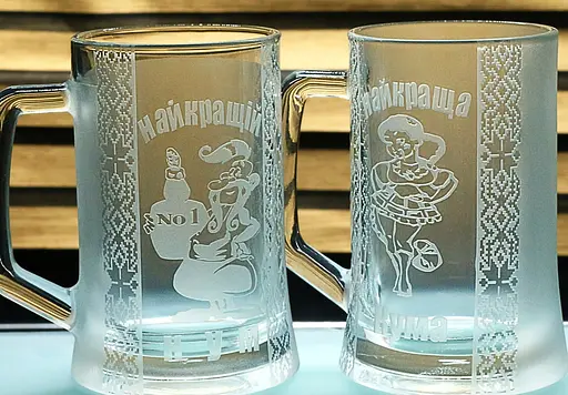 Набір пивних келихів 660 мл Кум та Кума з гравіюванням  Скляні кружки в українському стилі подарунок кумів - фото 1