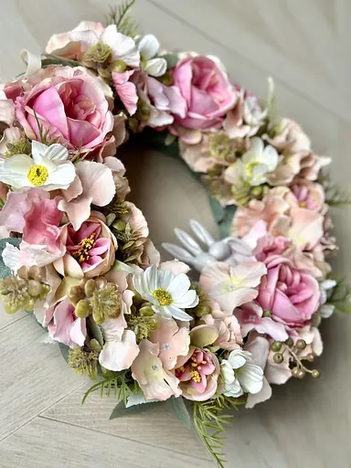 Интерьерный венок на двери из искусственных цветов Hvoya Нежность роза, гортензия, космея и керамические зайчики 35 см - фото 2