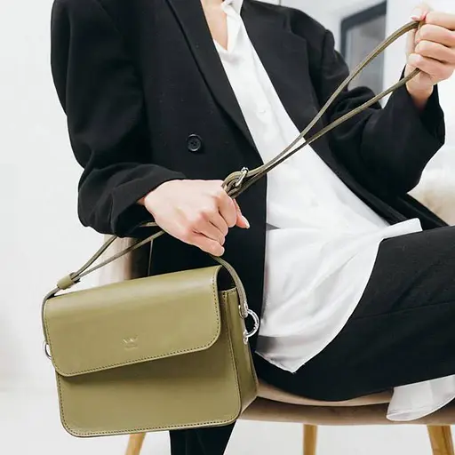 Женская кожаная мини сумка Moment оливковая - фото 5