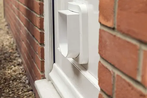 Заслінка для кішок SureFlap з ідентифікацією мікрочіпа, біла (потрібні 4 батареї AA) - фото 7