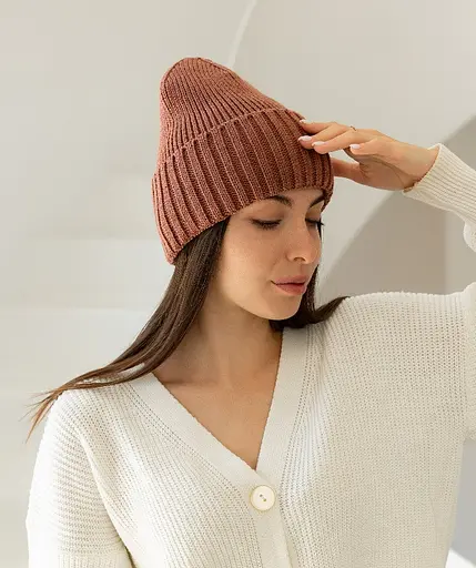 Жіноча в'язана шапка біні класік 20% вовна з відворотом Коричневий - фото 2