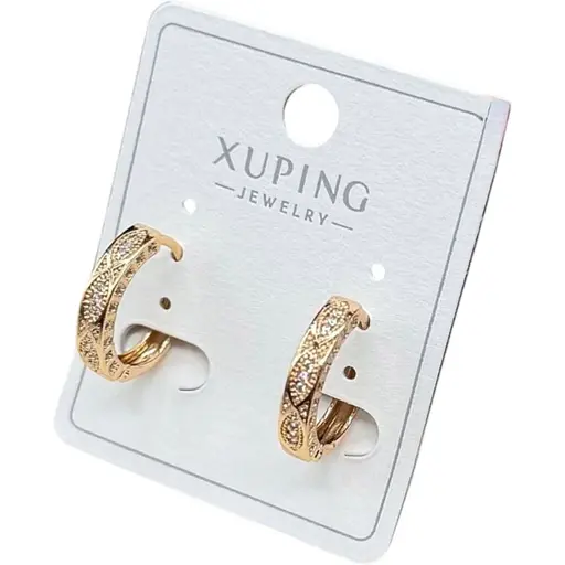 Сережки кільця Xuping широкі з різьбленням та блискучими камінцями - фото 1