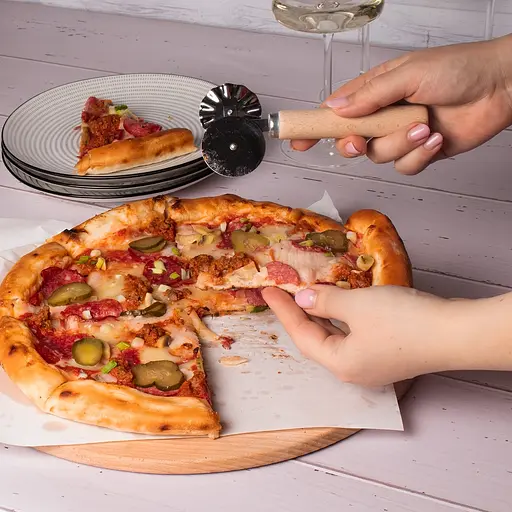 Багатофункціональний з'єднувальний ніж 2 в 1 для піци та тіста з роликом та дерев'яною ручкою 15.5 см, Kitchette 85667 - фото 5