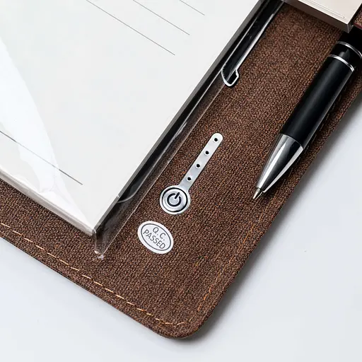 Текстильний коричневий бізнес щоденник-органайзер з бездротовою зарядкою з вбудованим Powerbank і флешкою з ручкою в коробці із якісного картону - фото 7