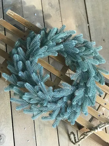 Венок хвойный рождественский Hvoya Traditional литой голубой 50 см - фото 3