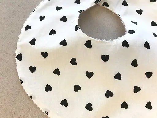 Непромокаемый слюнявчик Moontime "Черные сердечки" - фото 2