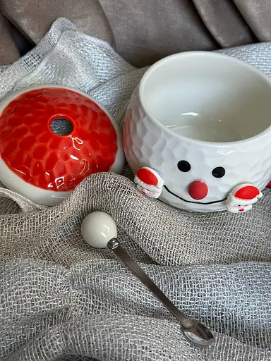 Чашка новорічна Snowman 32285 порцелянова з кришкою та ложкою 380 мл Біла з червоним - фото 4