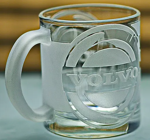 Скляна чашка Volvo 320мл з гравіюваннямж Подарунок автолюбителю кружка для чаю та кави з лого авто Вольво та легендарний слоган - фото 2