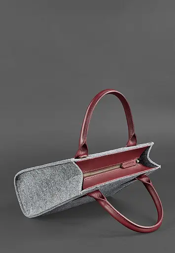 Женская фетровая сумка-кроссбоди Blackwood с кожаными бордовыми вставками. - фото 5