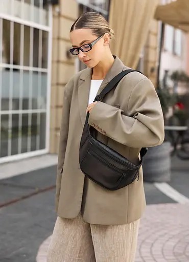 Большая женская кожаная сумка бананка Sambag Tirso Max черная 38×17×6 см (81341101) - фото 1