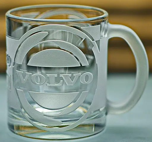 Скляна чашка Volvo 320мл з гравіюваннямж Подарунок автолюбителю кружка для чаю та кави з лого авто Вольво та легендарний слоган - фото 9