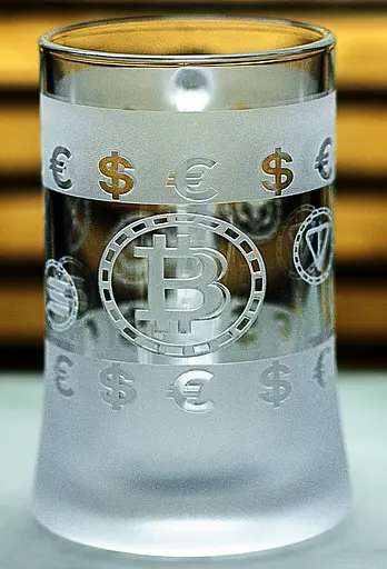 Пивний кухоль Crypto King з гравіюванням БІТКОІН ETH DOGE SOL BNB TON Подарунок трейдеру Келих для криптоаналітика - фото 1