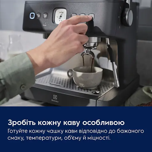 Кавоварка еспрессо Electrolux E8EC1-8BP чорна - фото 4