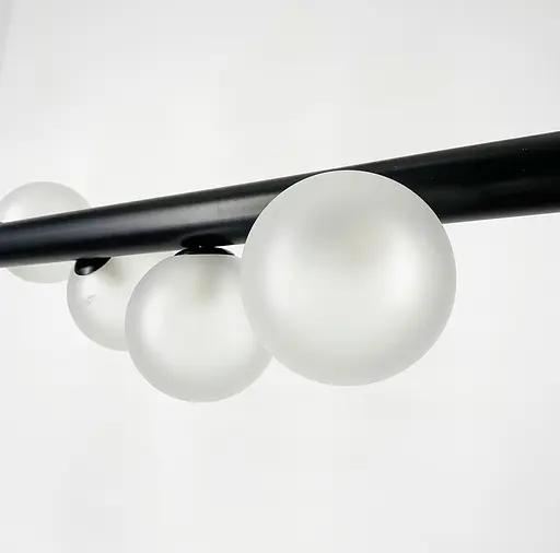 Горизонтальная люстра в черном каркасе с миниатюрными белыми плафонами Line.F Длина 120 см - фото 3