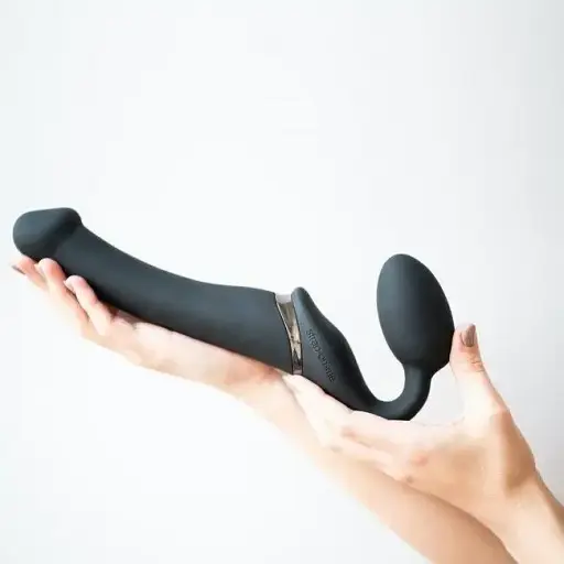 Безремневий страпон Strap-On-Me Vibrating Black M регульований з вібрацією та з пультом ДК діаметр 3.3 см - фото 8
