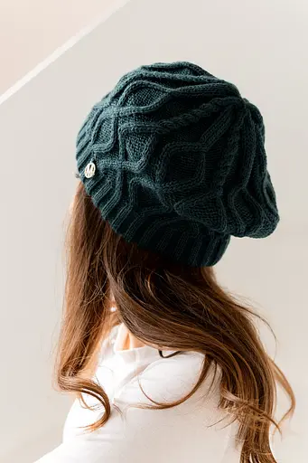 Женский зимний берет Оран из акрила и шерсти 80% с двойной вязкой Темно Зеленый - фото 2