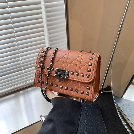 Сумка с заклепками на цепочке Lilly P2-87102A