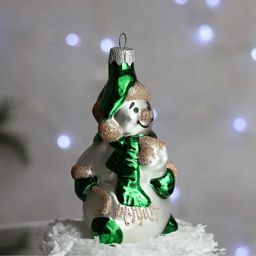 Ялинкова прикраса Санта Шоп Кольоровий сніговик зелений скло (4820001155501) - фото 2