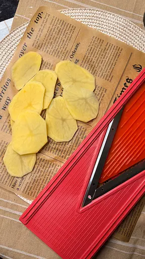 Ручний слайсер овочерізка з V-лезами з нержавіючої сталі для тонкої нарізки картоплі на чіпси, Kitchette Червоний 86964 - фото 9