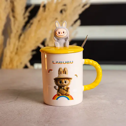 Чашка порцелянова Yiwu Labubu 300 мл з кришкою і ложкою жовтий Yiwu FM-35A - фото 2