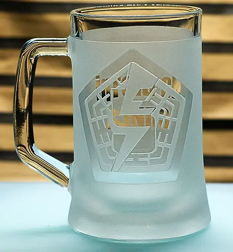 Подарунковий келих для пива з ручкою 660 мл з гравіюванням лого шеврона 5 окрема штурмова бригада - фото 1