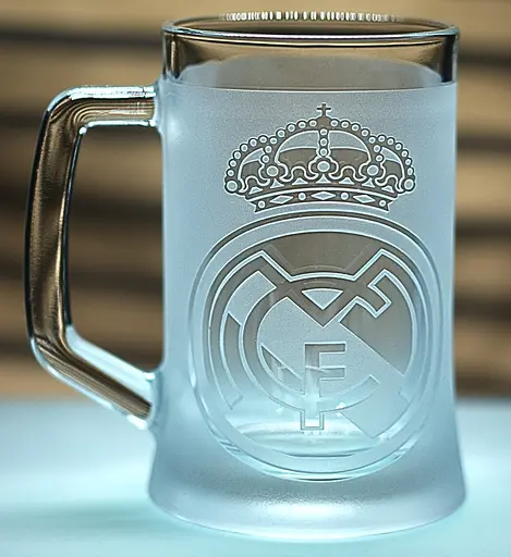 Пивний келих 660 мл Реал Мадрид Real Madrid з гравіюванням подарунок для фаната ФК  футбольний кухоль - фото 1