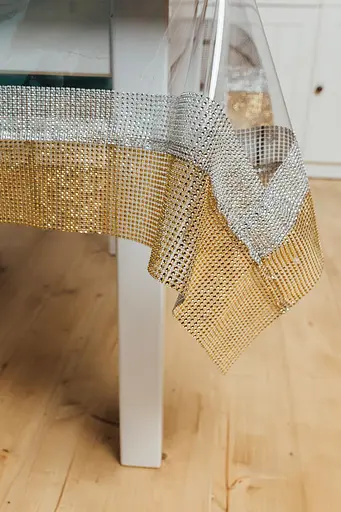 Скатерть силиконовая с серебряно-золотой стразовой лентой 310х180 см - фото 2