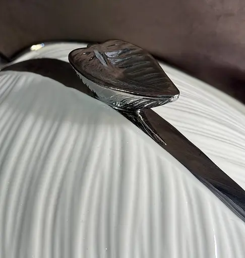 Салатница в форме листа с крышкой стильная керамическая миска Белый с серебряным - фото 3